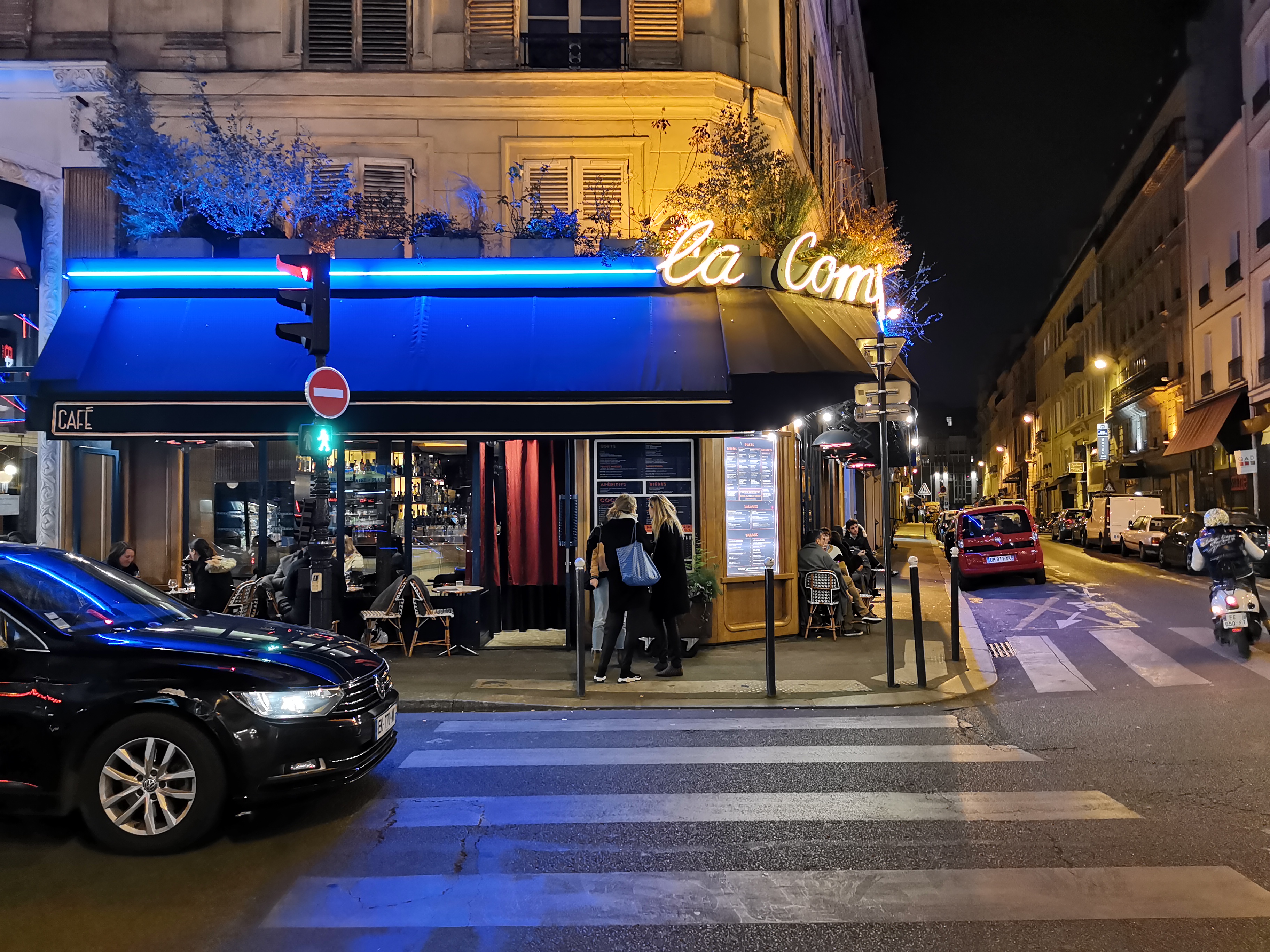 夜の街をフルオート撮影すると、鮮やかに仕上がる。ISO 400、1/50秒。