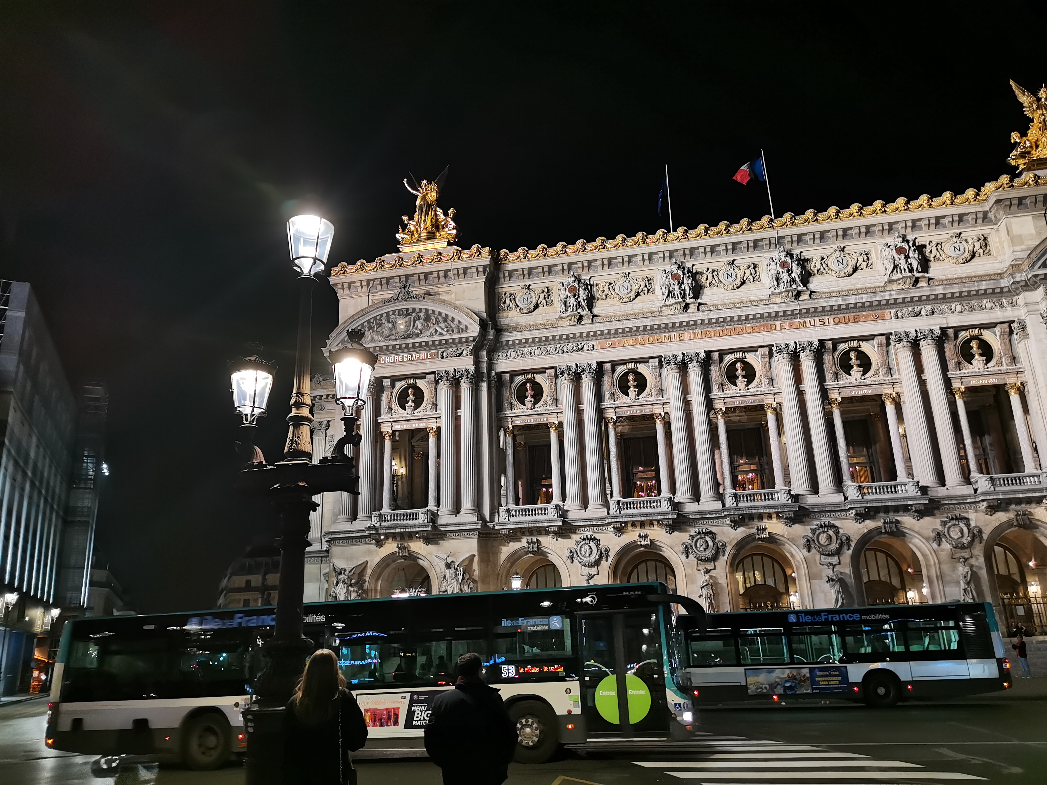 AWBに暖色を残す設定があれば。27mm相当F1.6カメラ、ISO 320、シャッタースピード1/120秒。