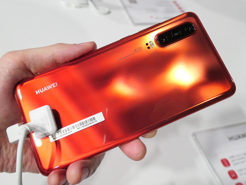 トリプルカメラのP30。レンズ銘はライカ バリオ・ズミルックスH 17-80mm F1.8-2.4 ASPH.。