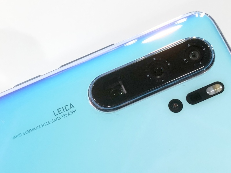 レンズ銘は「VARIO-SUMMILUX-H」。Hはファーウェイ（HUAWEI）を示す。焦点距離は35mm判換算値で記されている。