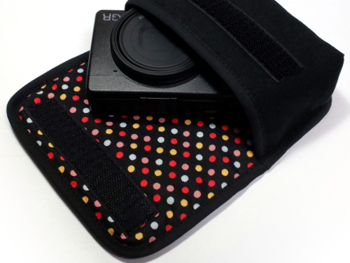 ブラック・カラフルドット