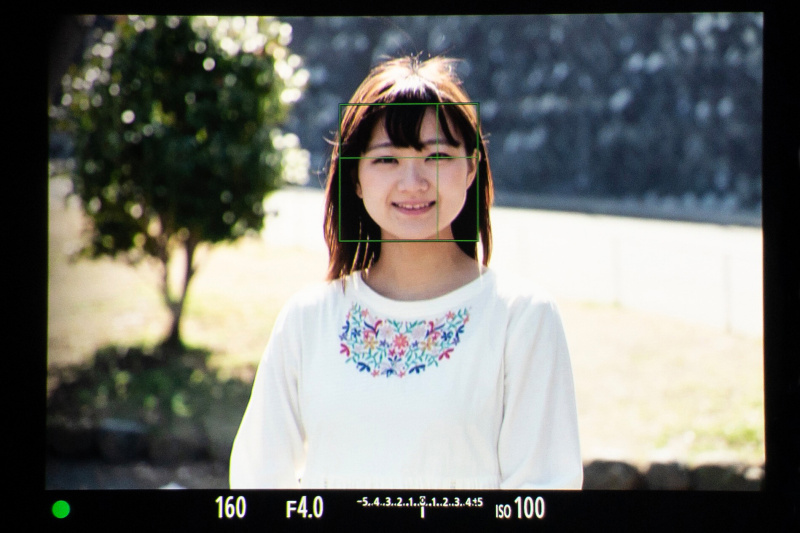興味深いのがAI技術のディープラーニングを応用した被写体自動認識AFだ。人物に向かってカメラを構えると、瞬時に顔を認識した。さらに瞳も認識している。ここでは左目にピントを合わせているのがわかる（ファインダー内を撮影）。