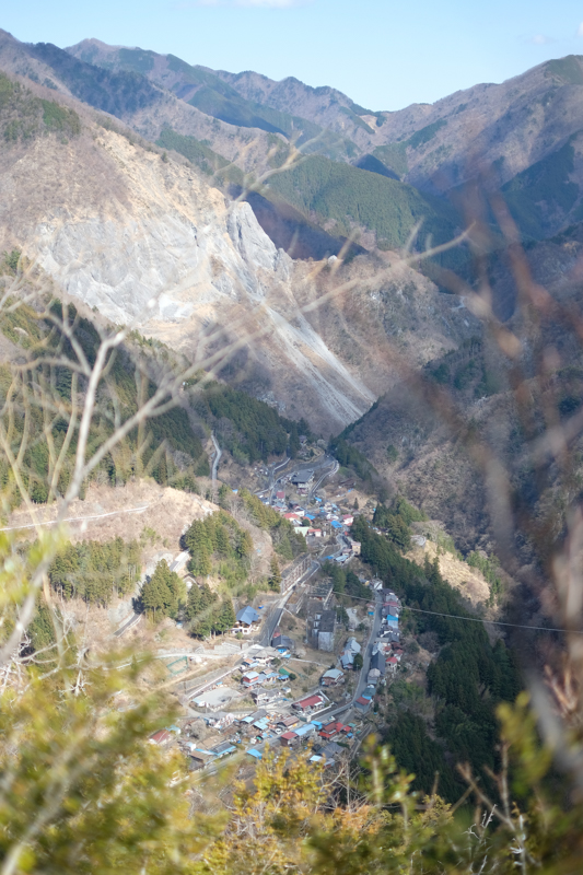 稲村岩より見た日原の全貌。文字どおり四方を山に囲まれた谷あいの集落である。<br><span class="fnt-85">X-H1 / XF35mmF1.4 R / 35mm（52.5mm相当） / 絞り優先AE（1/7,000秒・F1.4・±0EV） / ISO 200</span>