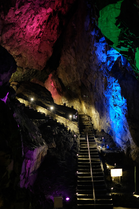 日原鍾乳洞内部。かつての修験道場も今はライトアップされて観光地化している。<br><span class="fnt-85">X-H1 / XF35mmF1.4 R / 35mm（52.5mm相当） / 絞り優先AE（1/50秒・F1.4・±0EV） / ISO 6400</span>