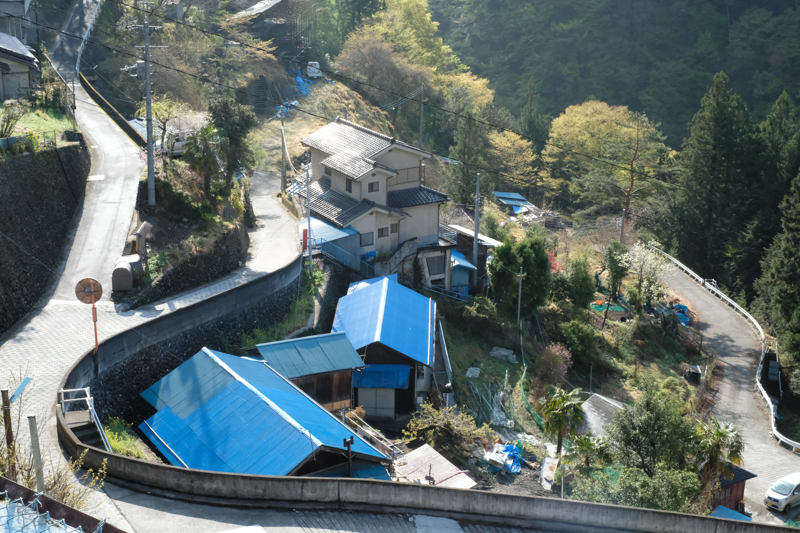 日原集落。平野がないので段々状に広がっている。<br><span class="fnt-85">X-Pro2 / XF35mmF1.4 R / 35mm（52.5mm相当） / 絞り優先AE（1/1,000秒・F14.0・±0EV） / ISO 6400</span>