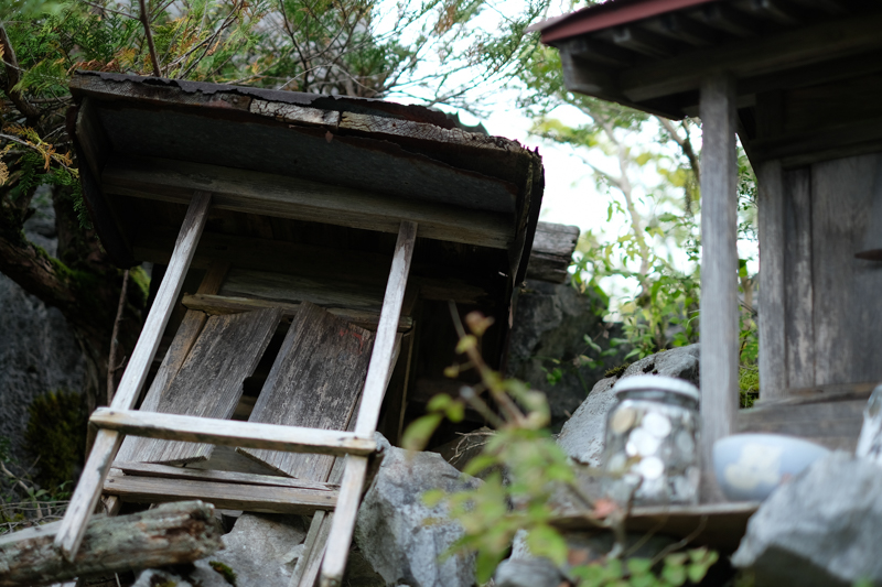 日原のシンボル、稲村岩（920m）山頂。農耕神稲村山神社が祀られている。<br><span class="fnt-85">X-H1 / XF35mmF1.4 R / 35mm（52.5mm相当） / 絞り優先AE（1/1,100秒・F1.4・±0EV） / ISO 200</span>