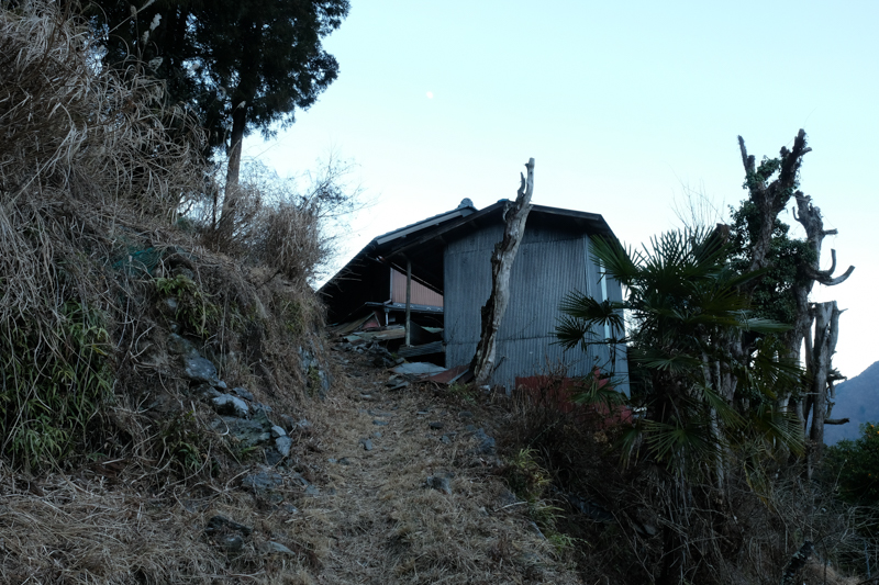 長沢背稜から日原に下りてくると最初に現れる家屋。人が住んでいる模様。日原集落の最も上部に位置する。<br><span class="fnt-85">X-H1 / XF16-55mmF2.8 R LM WR / 18.7mm（28mm相当） / 絞り優先AE（1/25秒・F14.0・±0EV） / ISO 800</span>
