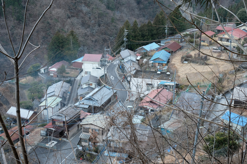 日原集落。いちばん家が密集している辺り。真ん中を走っているのが日原街道（東京都道204号）である。<br><span class="fnt-85">X-H1 / XF16-55mmF2.8 R LM WR / 33.2mm（50mm相当） / 絞り優先AE（1/50秒・F9.0・±0EV） / ISO 1250</span>
