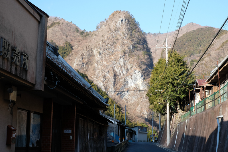 日原のシンボル「稲村岩」。威風堂々と聳え立つ。信仰の対象となるのも容易に想像できる。<br><span class="fnt-85">X-Pro2 / XF35mmF1.4 R / 35mm（52.5mm相当） / 絞り優先AE（1/80秒・F9.0・±0EV） / ISO 200</span>