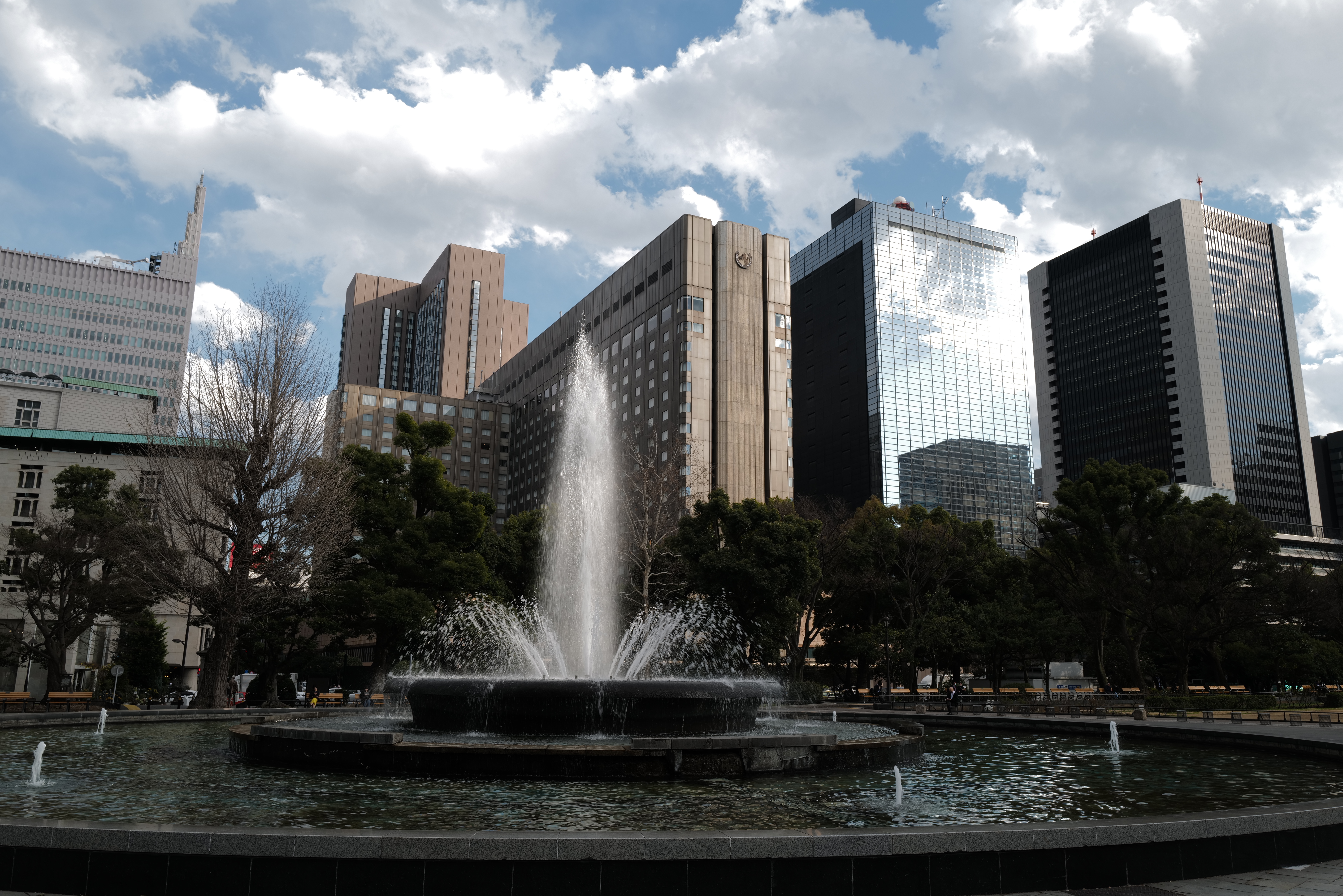 JPEGで撮影。噴水の水や、ビルの壁の質感を見事に再現している。また木の細かい枝の解像感も高い。だが太陽の光が強いため雲に白飛びが見られる。質感や階調を重んじるシーンではDNG記録がおすすめだ。LEICA Q2 / ISO 50 / F8 / 1/60秒 / ±0EV