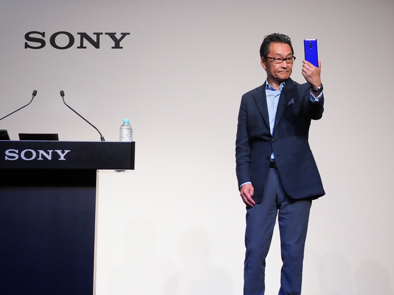 Xperia 1を手にする岸田光哉氏（ソニーモバイルコミュニケーションズ株式会社 代表取締役社長）。