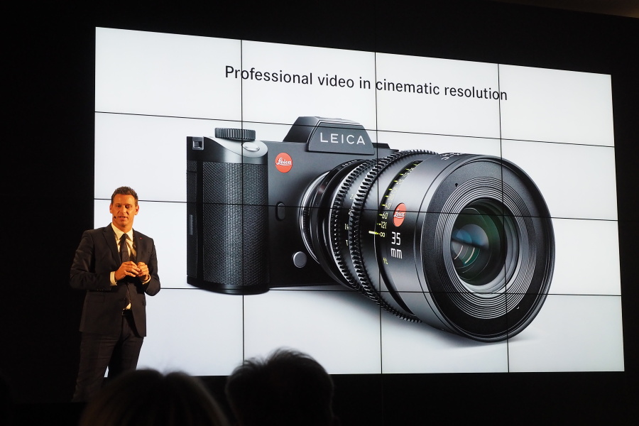 2015年10月に行われたライカSLのお披露目イベント。プレゼンしているのは当時のライカカメラ社CEOのオリバー・カルトナーさん。