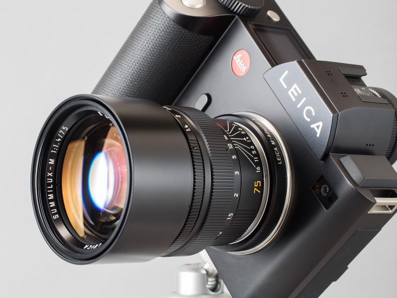 ズミルックス75mm F1.4を装着したライカSL。M型ボディとの組み合わせでは使いこなしが難しい大口径中望遠レンズも、ライカSLならとっても使いやすい。