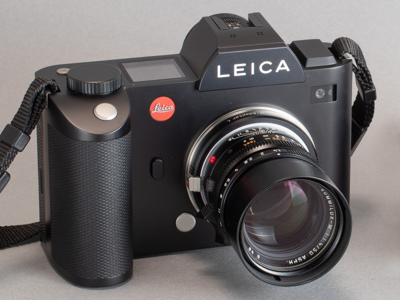 小ぶりなMレンズとの組み合わせなら街歩き用のスナップにも十分に使えるサイズ感だ。個人的にはこのズミルックスM 50mm F1.4 ASPH.を装着して持ち出すことが多い。