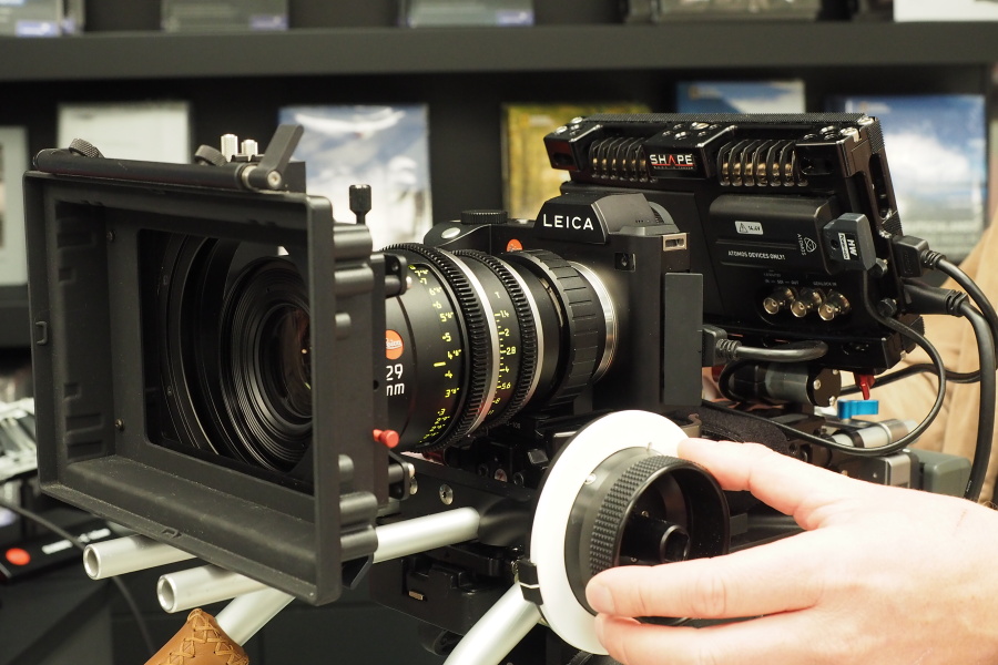 シネレンズとアトモスを組み合わせたライカSL。単なる動画対応ではなく、ちゃんと仕事で使うことも考慮した仕様なのがポイントだ。