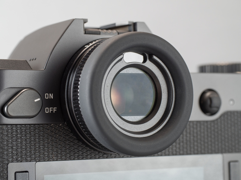 高解像度なEVFの見え味の良さはもちろんだが、このアイピースの造形はさすがライカ。思わず覗きたくなる、眼を誘うような形状だ。