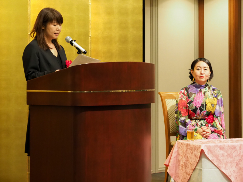 4月からアサヒカメラの新編集長に就いた伏見美雪さんが審査経過を報告。