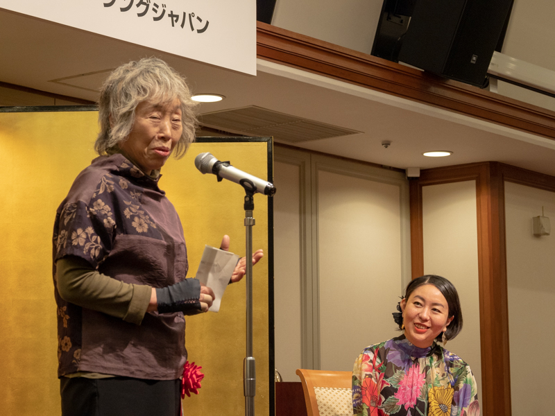 選考時の印象をコメントする石内都さん（第4回木村伊兵衛写真賞を受賞）。