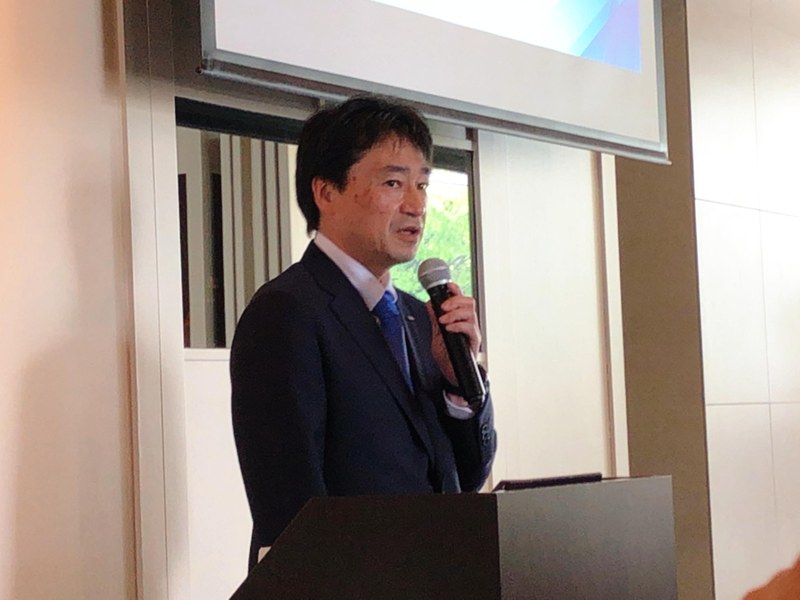 エプソン販売株式会社代表取締役社長の鈴村文徳氏。