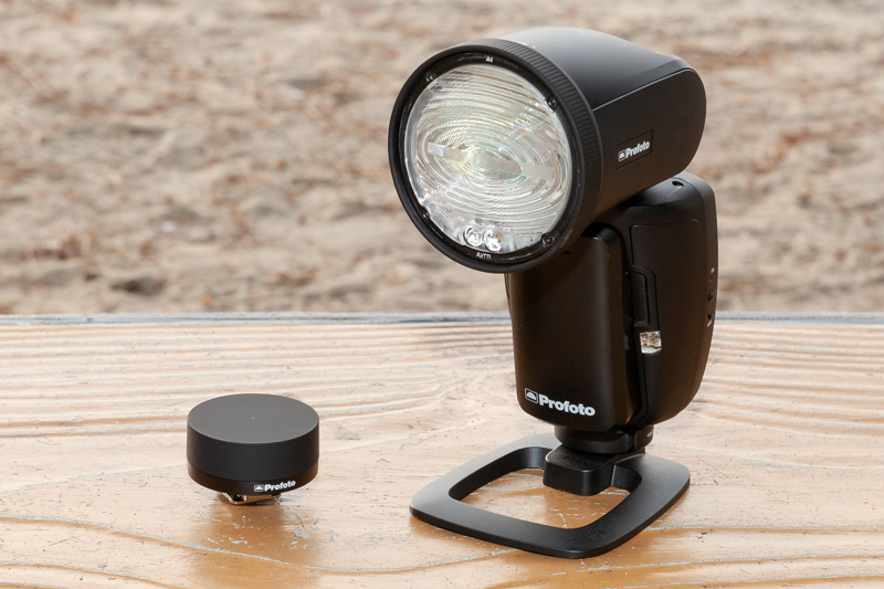 Profoto Connect（左）とProfoto A1（右）。