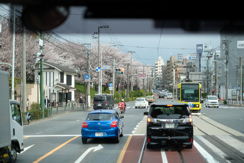 飛鳥山付近は文字通り路面をはしる。<br><span class="fnt-85">X-Pro2 / XF35mmF1.4 R / 35mm（52.5mm相当） / 絞り優先AE（1/5,400秒・F1.4・+0.3EV） / ISO 400</span>