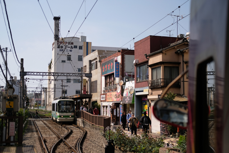 停留所番号1「三ノ輪橋」周辺。レトロな雰囲気が漂う。<br><span class="fnt-85">X-Pro2 / XF35mmF2 R WR / 35mm（52.5mm相当） / 絞り優先AE（1/7,000秒・F2.0・±0EV） / ISO 200</span>
