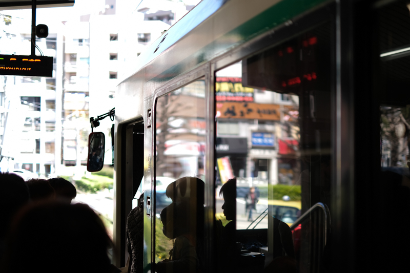 停留所番号23「大塚駅前」に停車中の東京さくらトラム。前から乗車する。<br><span class="fnt-85">X-Pro2 / XF35mmF1.4 R / 35mm（52.5mm相当） / 絞り優先AE（1/900秒・F1.4・+0.3EV） / ISO 100</span>