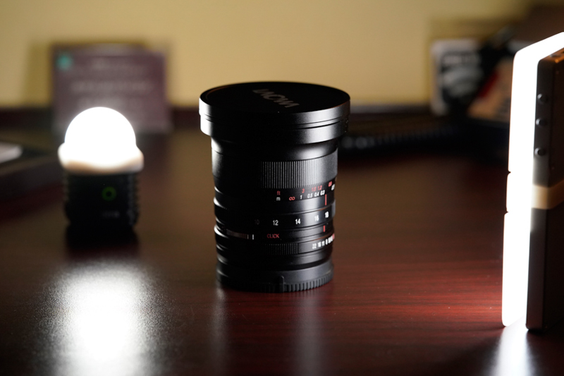 出張先で小物の撮影があるときは、イワタテクノロジーリミテッド「Genius Light GL-01」とセットで活躍している。