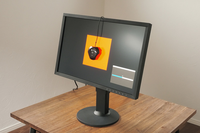 ColorEdgeというだけあり、ちゃんとハードウェア・キャリブレーションにも対応。別売のキャリブレーションセンサー「EX3」が必要だが、定期的にキャリブレーションすることで色変化を正しく補正して常に正しい色で表示できる。