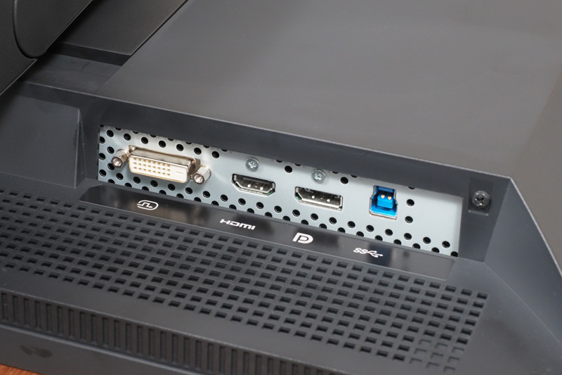 背面下部にある入力端子。左からDVI-D、HDMI、DisplayPort、USB（PC接続用）。各1基ずつという思い切った仕様。