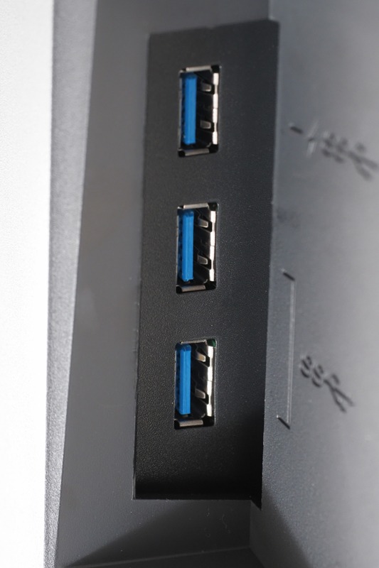 側面にはUSB端子。うち1つは10.5W給電に対応するため、iPadの高速充電も可能。