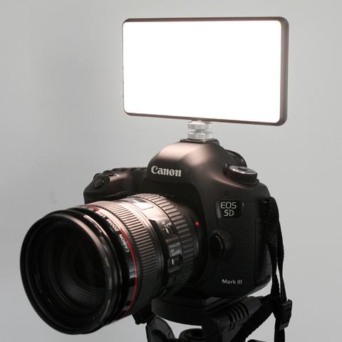 モバイルバッテリーとしても使える高演色LEDライト - デジカメ Watch