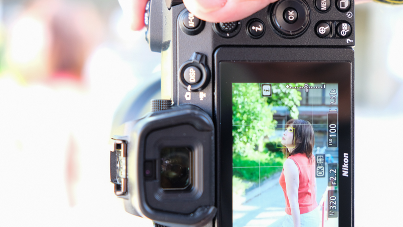 顔は横を向いているがAFフレームが追従・認識し、さらに瞳が検出されていることがよくわかる。