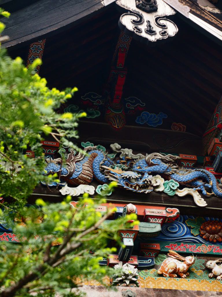 秩父神社の社には龍が彫られている彫刻が屋根の下にあるが露光差の大きなところでも黒つぶれすることなく、しっかりとレンズは描写してくれる。シャドウ部の色も濁る事なくはっきりとした色合いが出てきた（撮影：中村貴史）<br><span class="fnt-85">OLYMPUS OM-D E-M1 Mark II / M.ZUIKO DIGITAL ED 12-40mm F2.8 PRO / 40mm（80mm相当） / 絞り優先AE（F4.0・1/125秒・-1EV） / ISO 200</span>