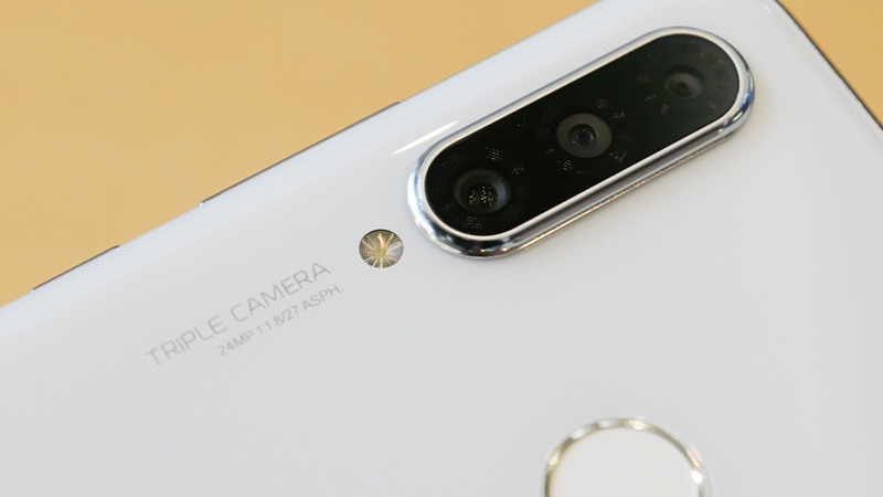 上位機種と異なり、"LEICA"の文字がない。