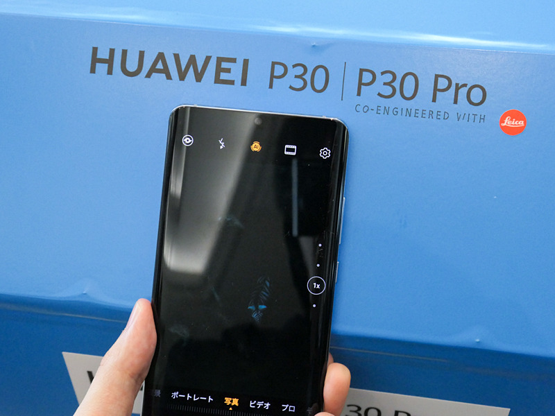 暗い箱の中を撮影し、暗所画質を確かめるデモ機材。ライブビュー画面はほぼ真っ暗。