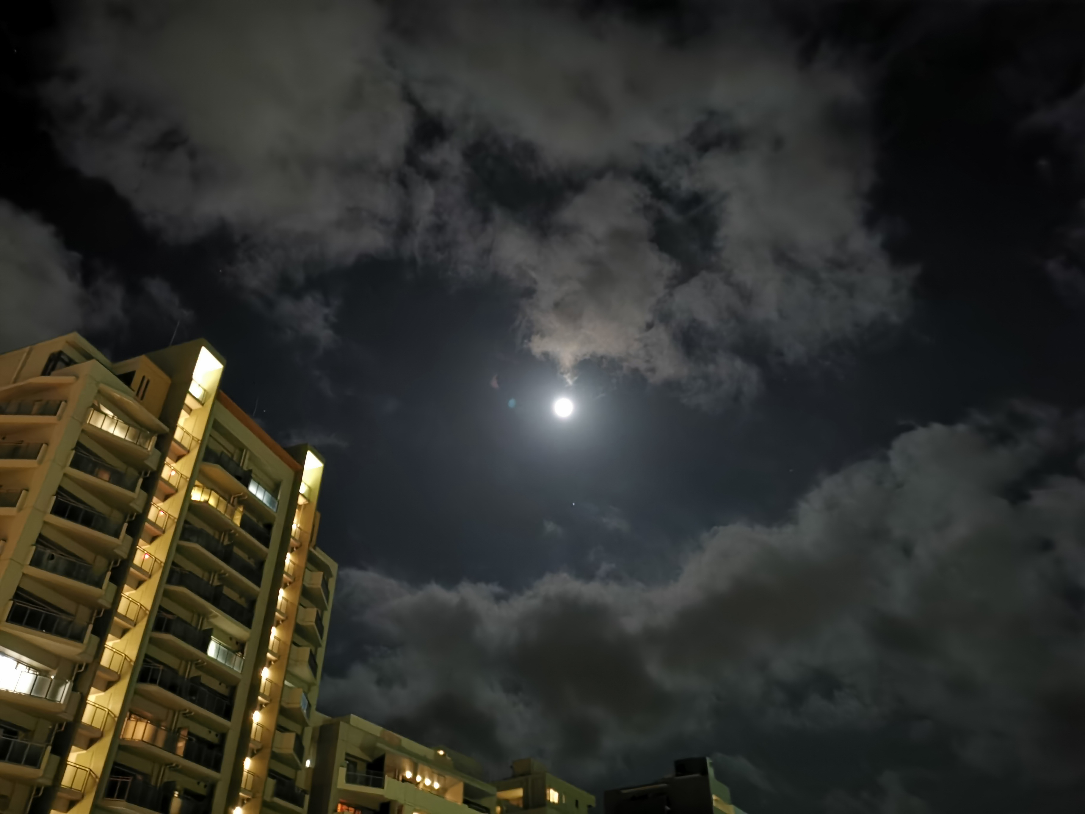 <span class="fnt-85">HUAWEI P30 / 5.58mm（35mm判換算27mm相当） / ノーマルプログラム（1/17秒・F1.8・±0EV） / ISO 6400</span>