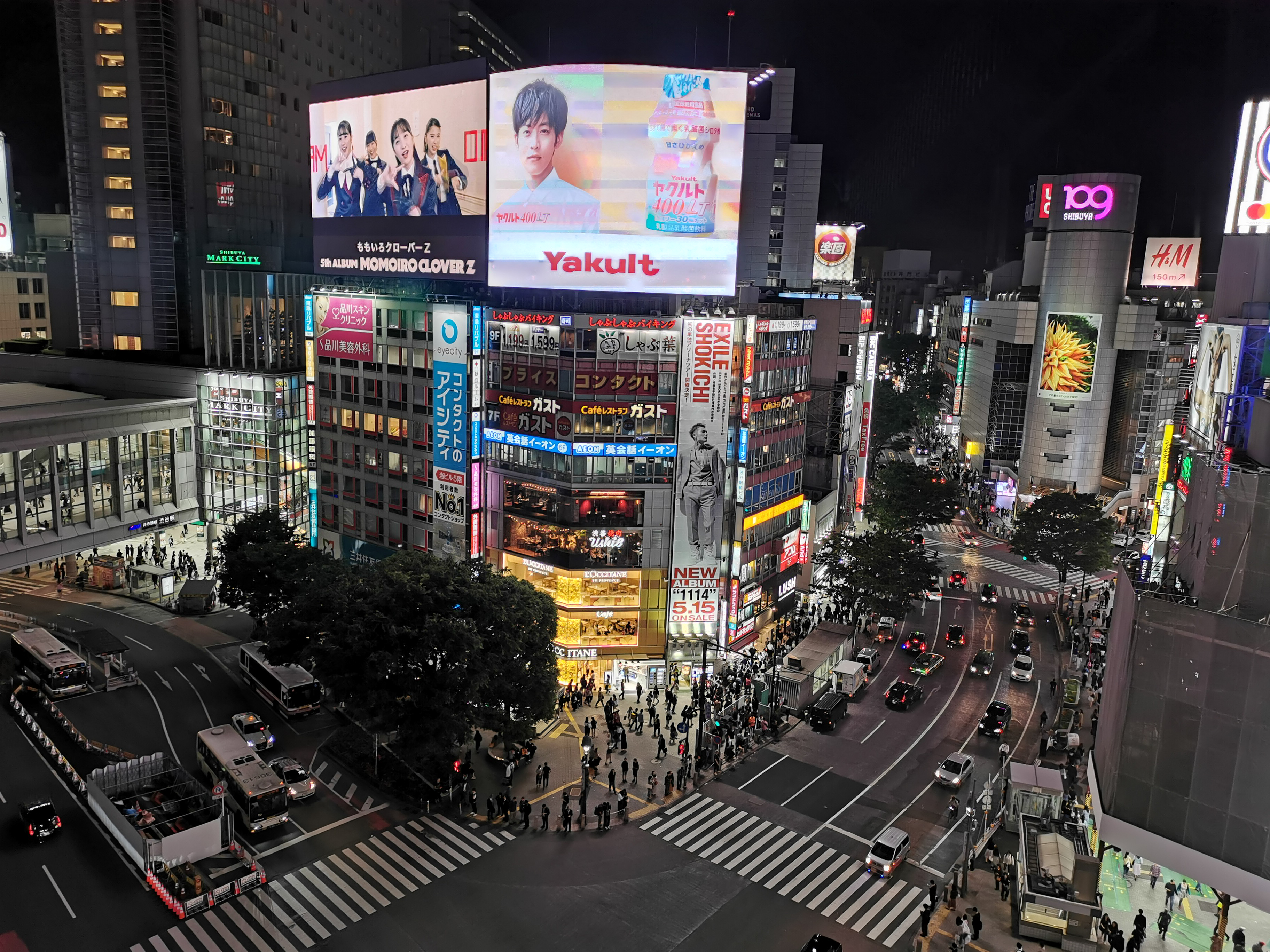夜景モードでの撮影。Exif上はシャッタースピードが5秒となっているが、動いている車や人が止まっているのでも分かるとおり、実際に長時間露出を行っているわけではない。<br><span class="fnt-85">HUAWEI P30 / 5.58mm（35mm判換算27mm相当） / ノーマルプログラム（5秒・F1.8・±0EV） / ISO 64</span>