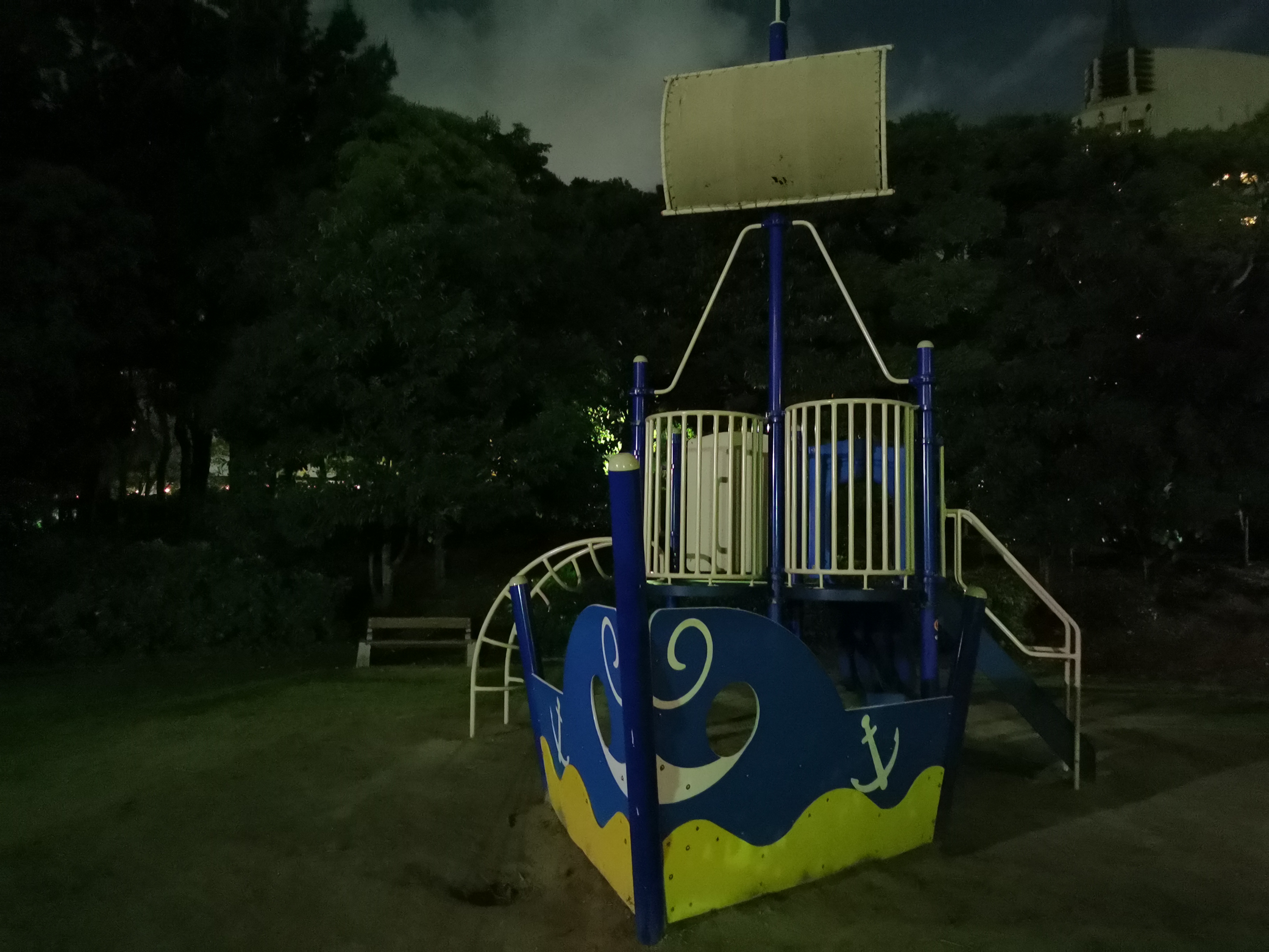 ISO 6400での夜の公園。これでも人の目よりも明るく感じる。<br><span class="fnt-85">HUAWEI P30 / 5.58mm（35mm判換算27mm相当） / ノーマルプログラム（1/17秒・F1.8・±0EV） / ISO 6400</span>