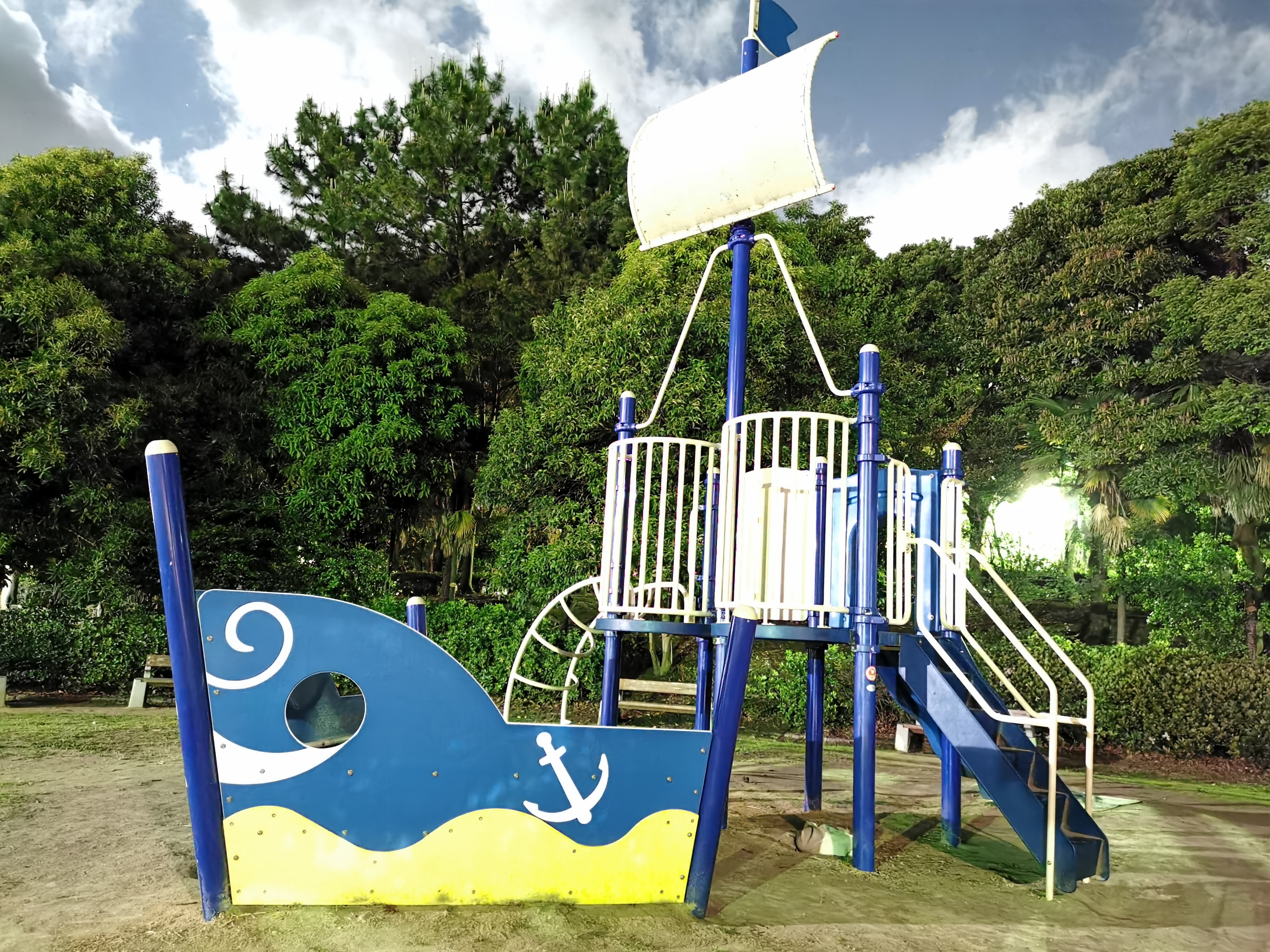 ISO 102400の時点で、すでに昼間のように明るく写り、白トビすら発生している。<br><span class="fnt-85">HUAWEI P30 / 5.58mm（35mm判換算27mm相当） / ノーマルプログラム（1/4秒・F1.8・±0EV） / ISO 102400</span>