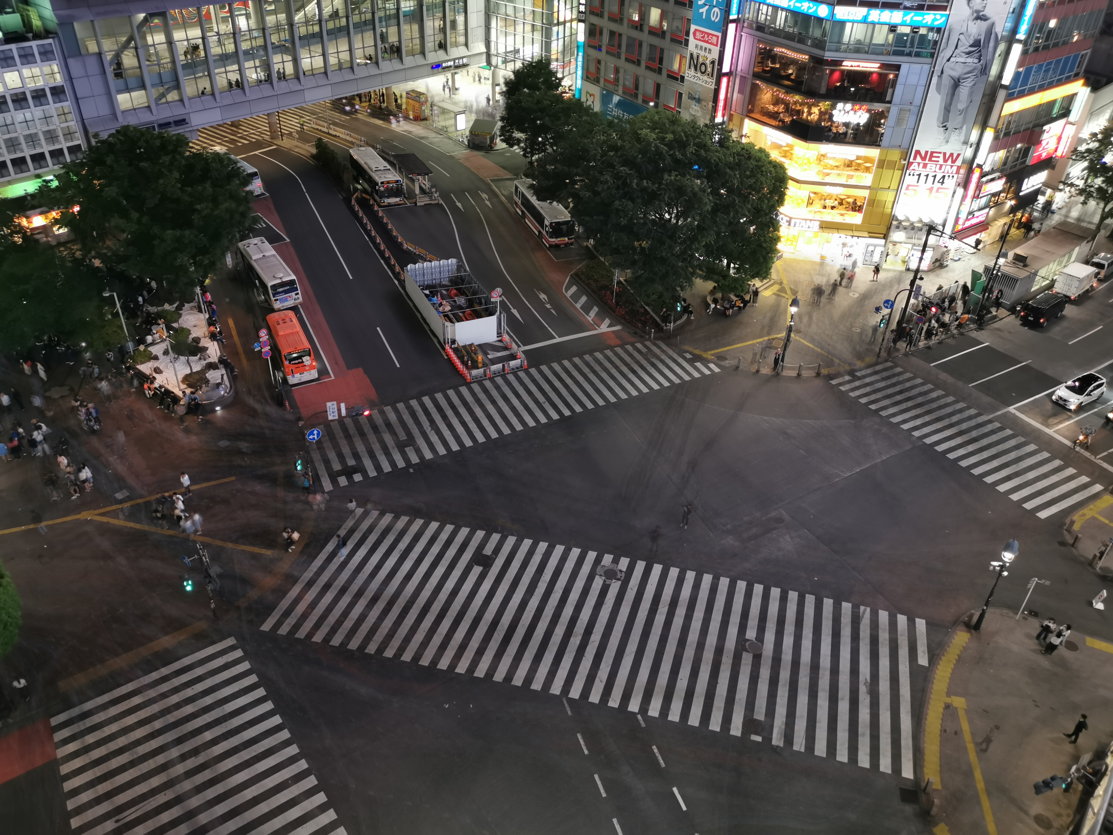 記録時間を長くしてみると、多くの行き交う人が消えたような写真が撮影できた。<br><span class="fnt-85">HUAWEI P30 / 5.58mm（35mm判換算27mm相当） / ノーマルプログラム（11秒・F1.8・±0EV） / ISO 400</span>