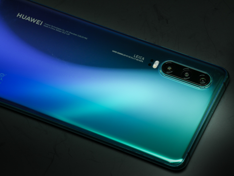 レンズは縦に並ぶトリプルカメラ。レンズ銘はVARIO-SUMMILUX-H1:1.8-2.4/17-80 ASPH.。