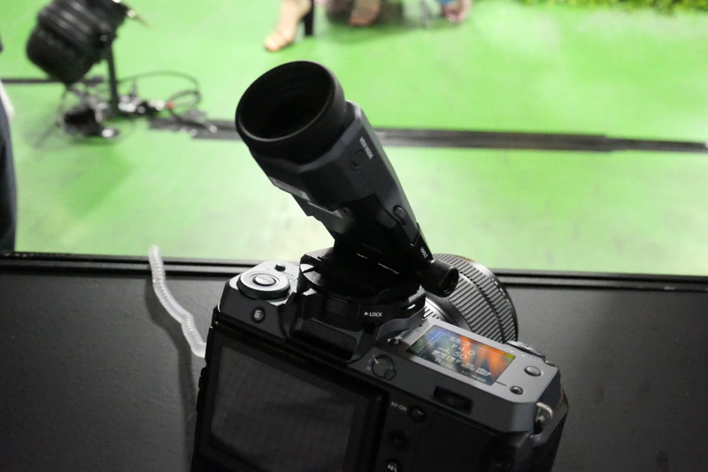 別売のチルトアダプターを装着。