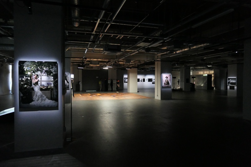 広いギャラリースペースがある。