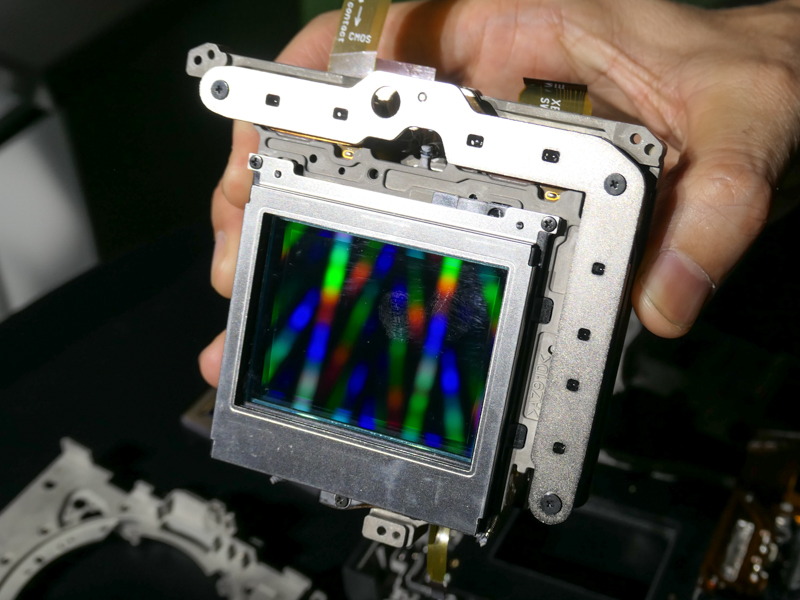 GFX100のセンサーユニット。レンズマウント部分と直結するような構造をとり、ブレによる影響を徹底的に抑えたという。シャッターユニットの振動も直接伝わらない構造とした。