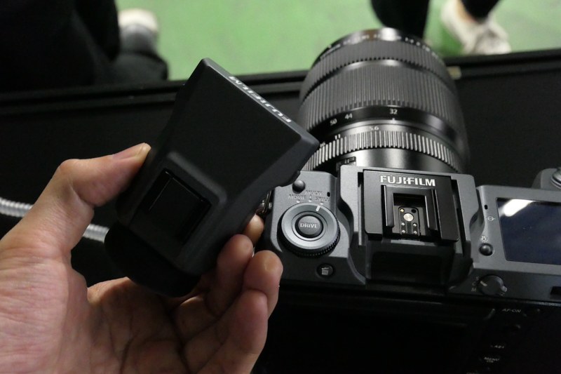 EVFは着脱式。576万ドット。