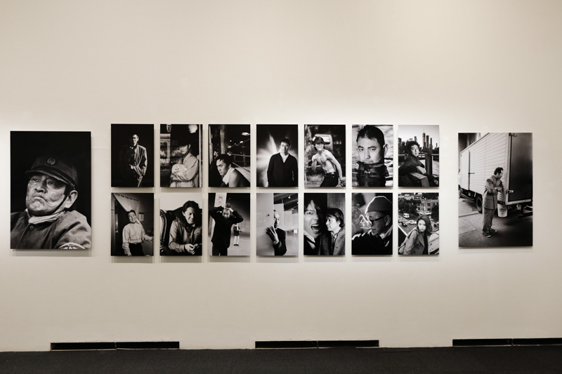 1階の展示室には著名人のポートレートがならぶ。