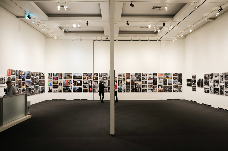 スナップ作品が展示されている2階展示室の様子。