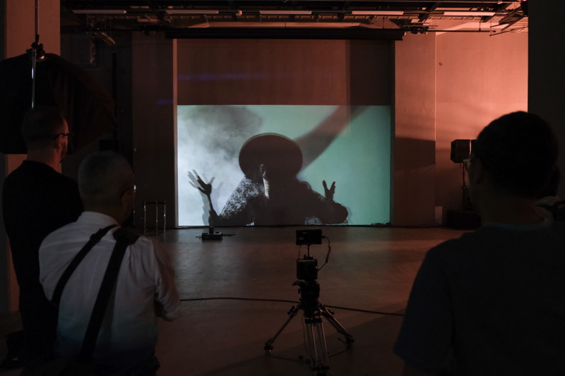 撮影したミュージックビデオの一部を再生しているところ