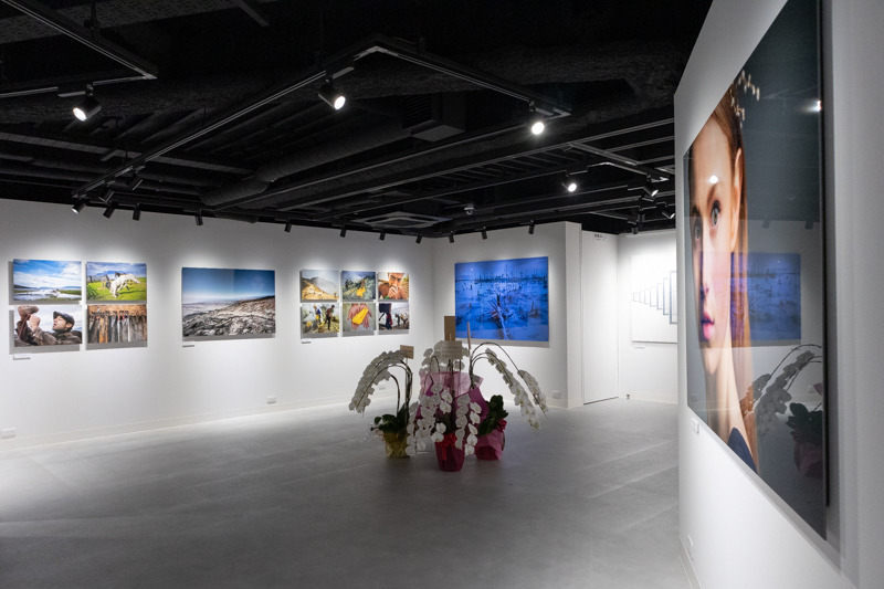 2階のギャラリーでは現在、オープニング写真展「Sシリーズの世界」が開催されている